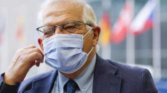 Josep Borrell, šéf európskej diplomacie, si dáva dole rúško.