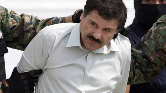 Na snímke je zadržaný narkobarón Joaquín Guzmán.
