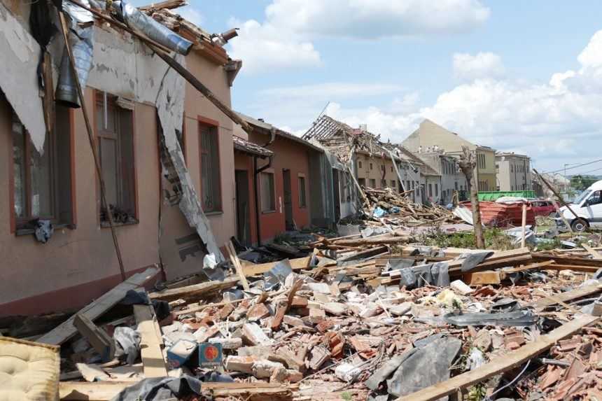 Na demoláciu je určených 61 domov, obce na Morave odstraňujú škody po tornáde