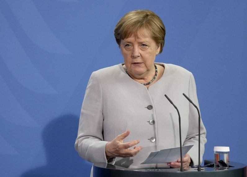 Merkelová trvá na samite EÚ s Putinom, mlčanie podľa nej nie je riešenie