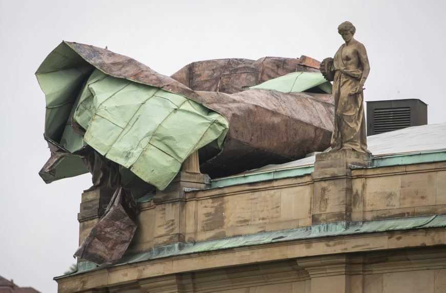 Poškodená strecha opery v Stuttgarte.