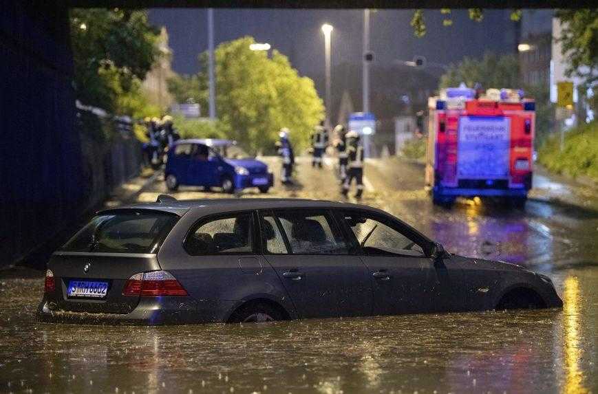 Nemecko zasiahli silné búrky. Voda zaplavila cesty a pivnice, vietor strhol aj strechu opery