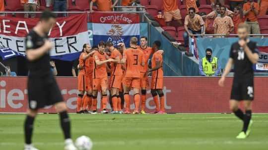 Holandsko vyhralo nad Rakúskom 2:0 a postúpilo do osemfinále