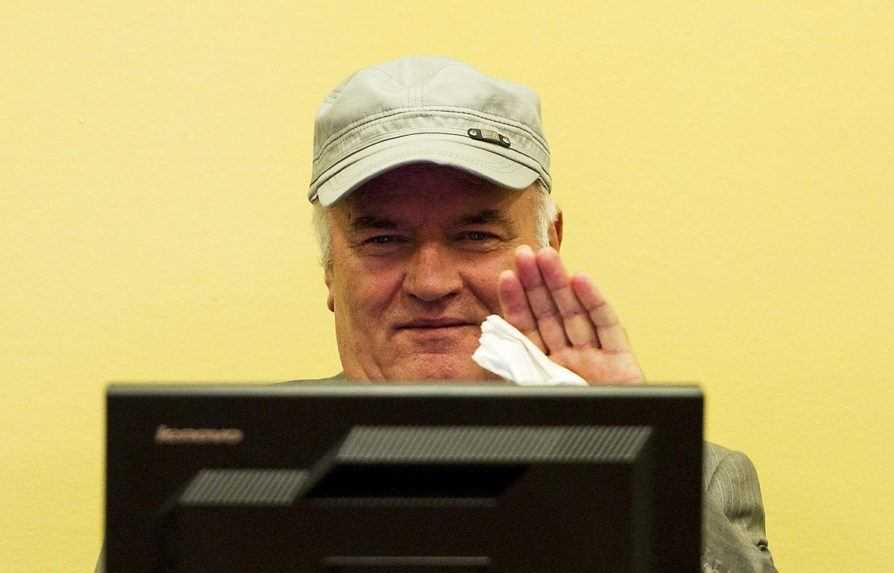 Vojnový zločinec Mladič si vypočuje finálny verdikt súdu. Žiada o zrušenie doživotia