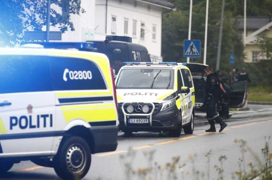 Nórska polícia dva dni pred výročím Breivikových útokov zaistila u troch mužov veľké množstvo zbraní