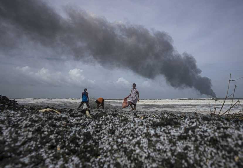 Pri brehoch Srí Lanky 12 dní horela loď, teraz sa potápa a hrozí ekologická katastrofa