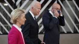 Zľava šéfka Európskej komisie Ursula von der Leyenová, prezident USA Joe Biden a predseda Európskej rady Charles Michel.