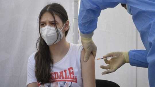 Mladé dievča na očkovaní proti covidu.
