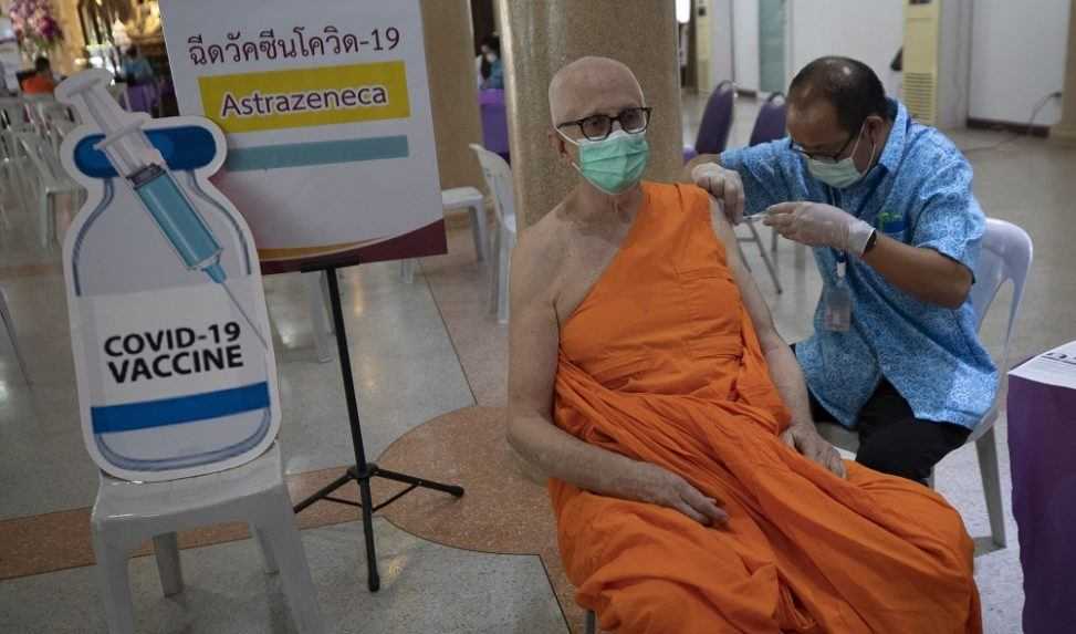 Thajsko až teraz začalo s hromadným očkovaním proti covidu
