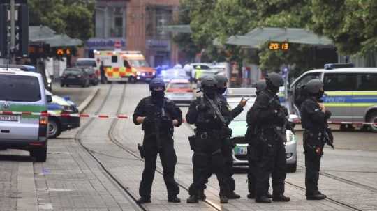 Policajti zasahujúci na mieste incidentu v nemeckom meste Würzburg 25. júna 2021.