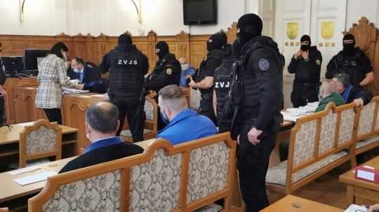 Na archívnej snímke členovia zločineckého gangu zo Serede, ktorých polícia zadržala počas akcie Venal, počas prestávky v pojednávacej miestnosti na Špecializovanom trestnom súde 28. septembra 2020 v Banskej Bystrici.