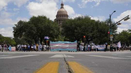 Na ilustračnej snímke skupina demonštrantov v Austine, hlavnom meste Texasu.
