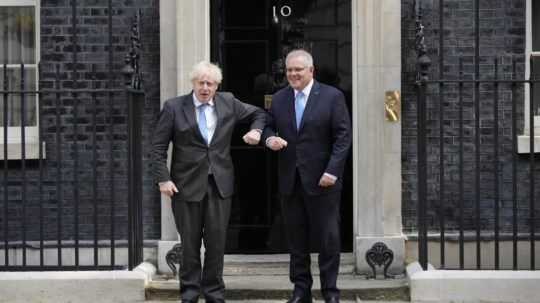 Britský premiér Boris Johnson a austrálsky predseda vlády Scott Morrison.
