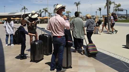 Britskí turisti čakajú pred letiskom v meste Faro, ktoré je centrom turistického regiónu Algarve na juhu Portugalska v pondelok 17. mája 2021.