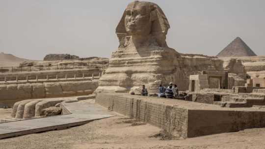 Sfinga a pyramídy v Egypte.