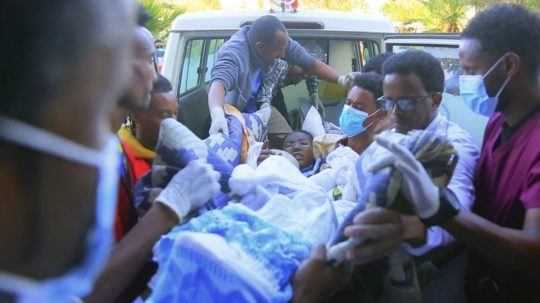 Osoba, ktorá utrpela zranenia pri leteckom bombovom útoku v etiópskom regióne Tigraj.