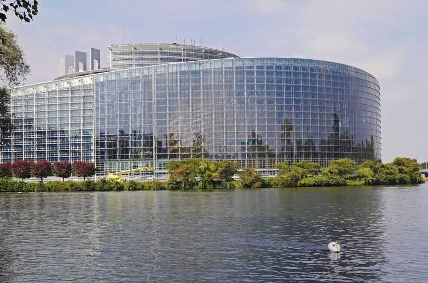 Európsky parlament umožní vstup do svojich budov len s covidovým pasom