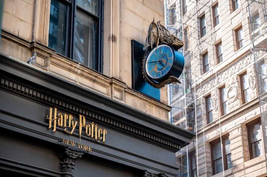 Fanúšikovia Harryho Pottera sa môžu radovať, v New Yorku otvorili tematický obchod