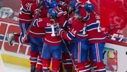 Hráči Montreal Canadiens sa tešia z víťazstva.