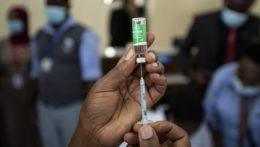 Na archívnej snímke z 5. marca 2021 zdravotná sestra naťahuje vakcínu spoločnosti AstraZeneca z globálnej iniciatívy COVAX do injekčnej striekačky v nemocnici v Nairobi.