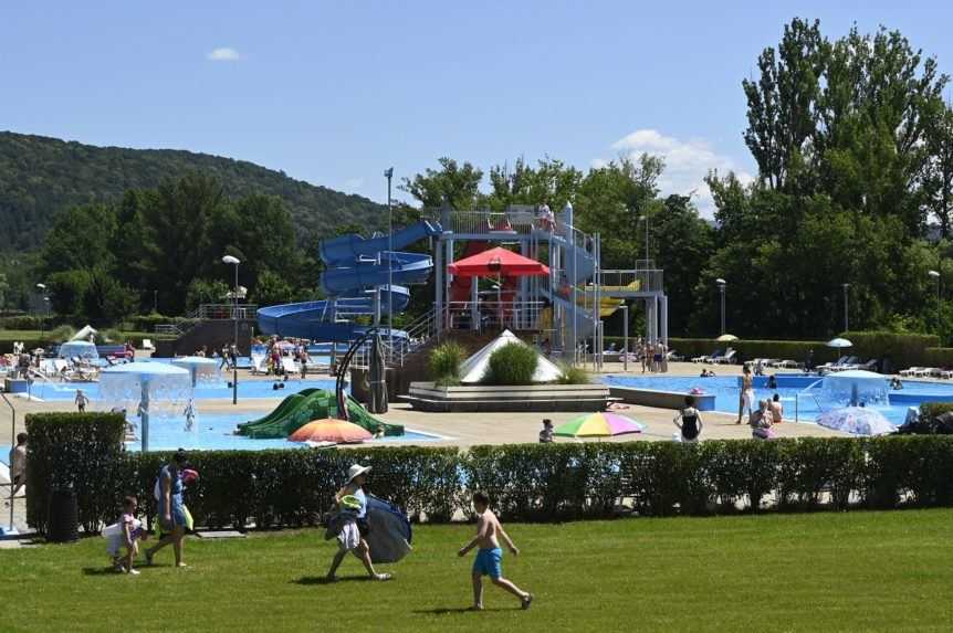 Trenčín otvára letné kúpalisko. Návštevníkov naň odvezie turistický vláčik