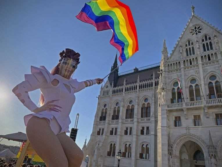 Maďarský parlament schválil zákaz osvety o sexuálnych menšinách