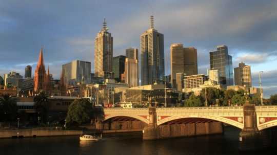 Na snímke pohľad na austrálske mesto Melbourne, ktoré zasiahol silný vietor.
