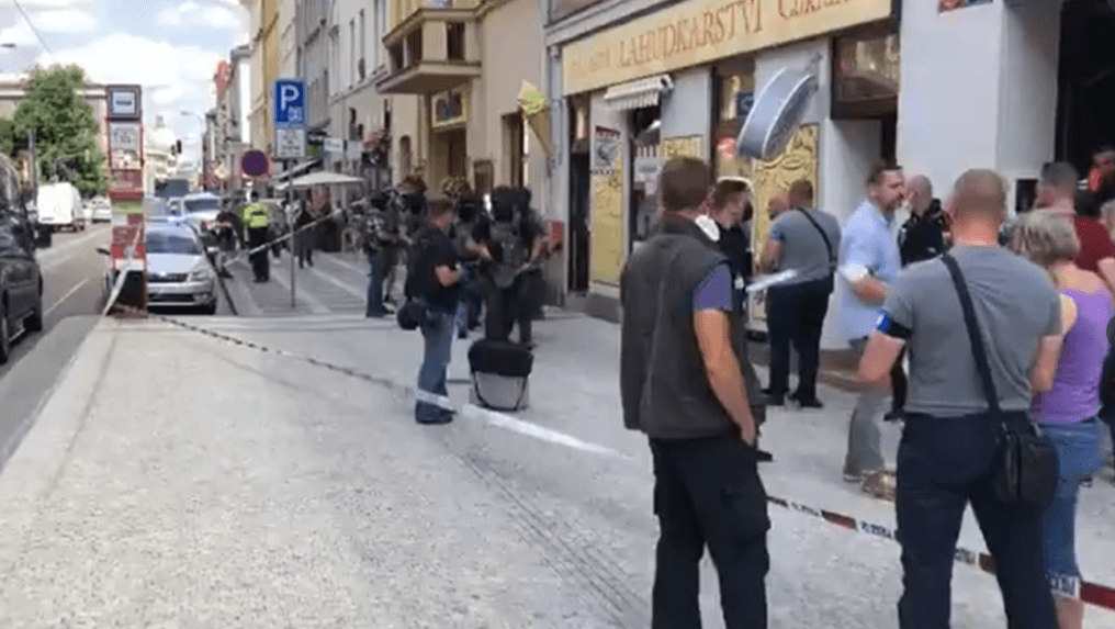 Postrelená žena podľahla zraneniam, podozrivého z útoku v Prahe polícia zadržala