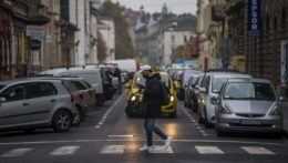 Muž s ochranným rúškom prechádza cez cestu v Budapešti