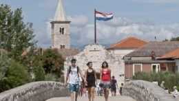 Na snímke most a vstupná brána do starého mestečka Nin približne 18 kilometrov od Zadaru.