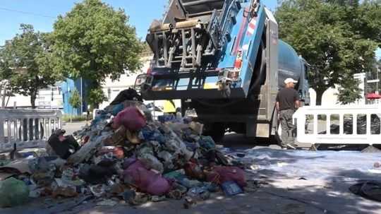 Námestie v Handlovej zaplnila hromada komunálneho odpadu