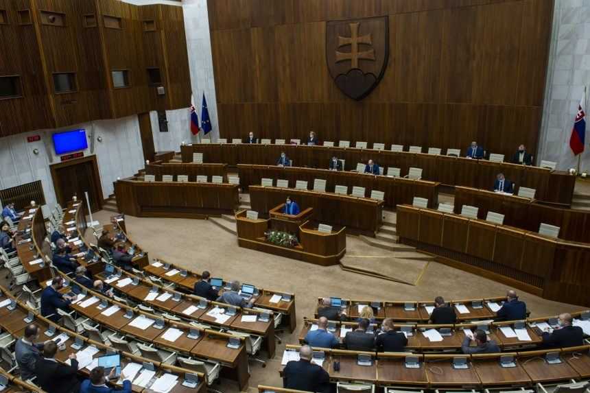 V parlamente sa začala mimoriadna schôdza k odvolávaniu Igora Matoviča
