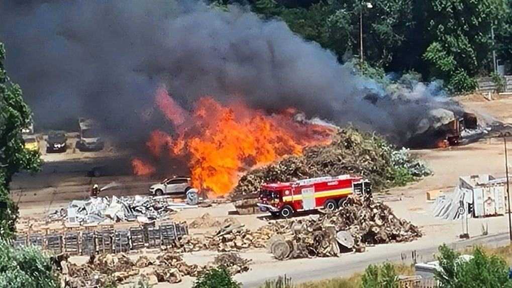 V Bratislave vypukol požiar v drevárskej firme, oheň zasiahol aj odparkované autá