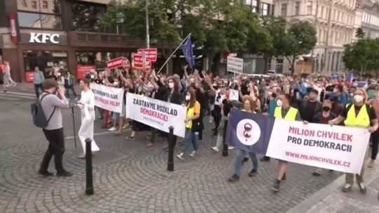 V Prahe pochodovali za spravodlivú vládu tisícky ľudí