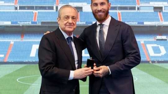 Prezident Realu Madrid Florentino Perez a hráč Sergio Ramos.