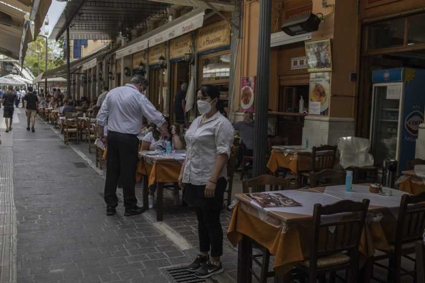 Do reštaurácie bez rúška. Grécko uvoľňuje opatrenia pre zaočkovaných