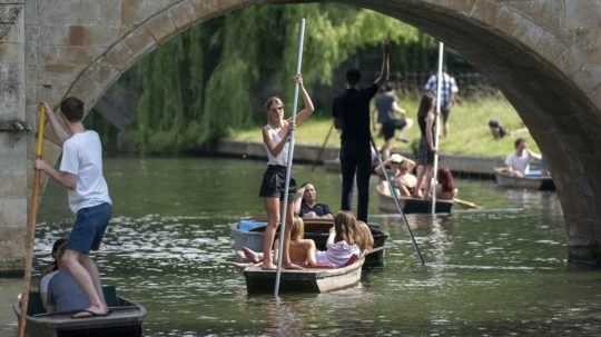 Ľudia plaviaci sa na člnoch v parku v meste Cambridge.