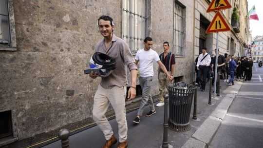 Na ilustračnej snímke ľudia v Miláne.