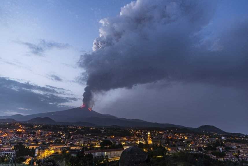 Etna po intenzívnej aktivite narástla o 30 metrov