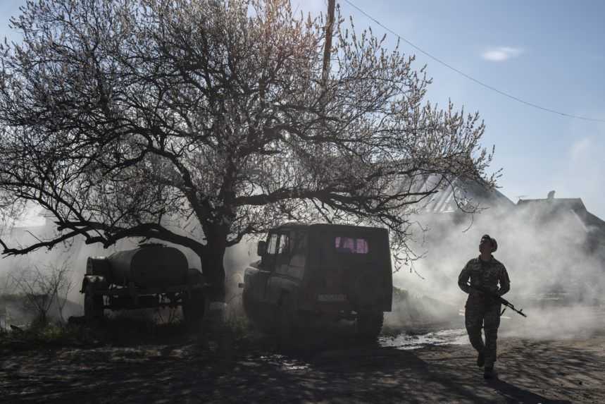 Na východe Ukrajiny zabili štyroch ľudí, obvinili armádu z ostreľovania sanitky