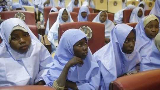 Na ilustračnej snímke školáčky z internátu strednej dievčenskej školy v Nigérii.