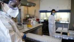 Laborantky testujú PCR vzorky