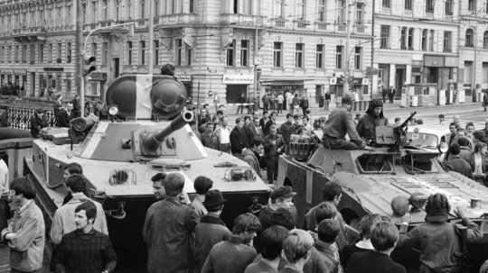 Na archívnej snímke z 21. augusta 1968 sovietsky tank a obrnené vozidlo smerujú do centra Prahy počas vpádu vojsk Varšavskej zmluvy do Československa.