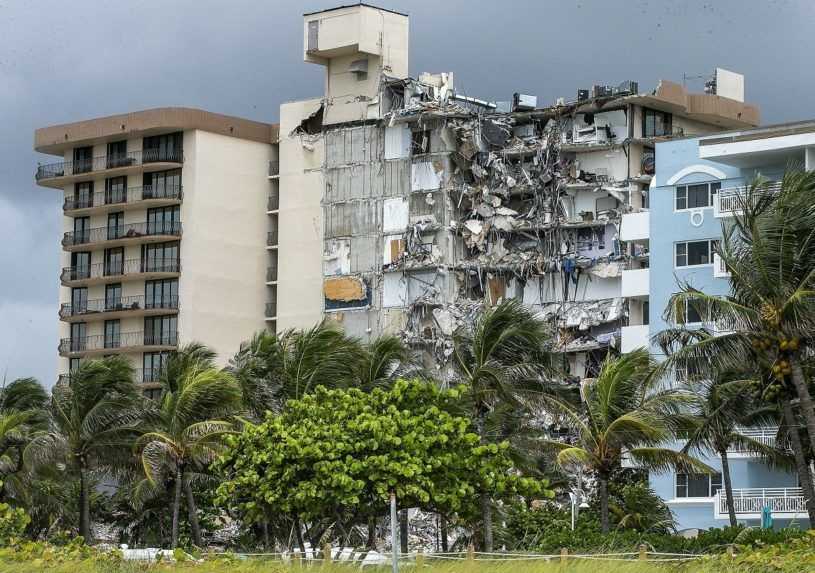 Hasiči v Miami pokračujú v pátraní po nezvestných v troskách zrútenej budovy