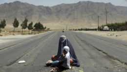 Žena s dieťaťom na ceste neďaleko Kábulu.