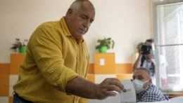 Bojko Borisov hádže svoj hlas do volebnej urny.
