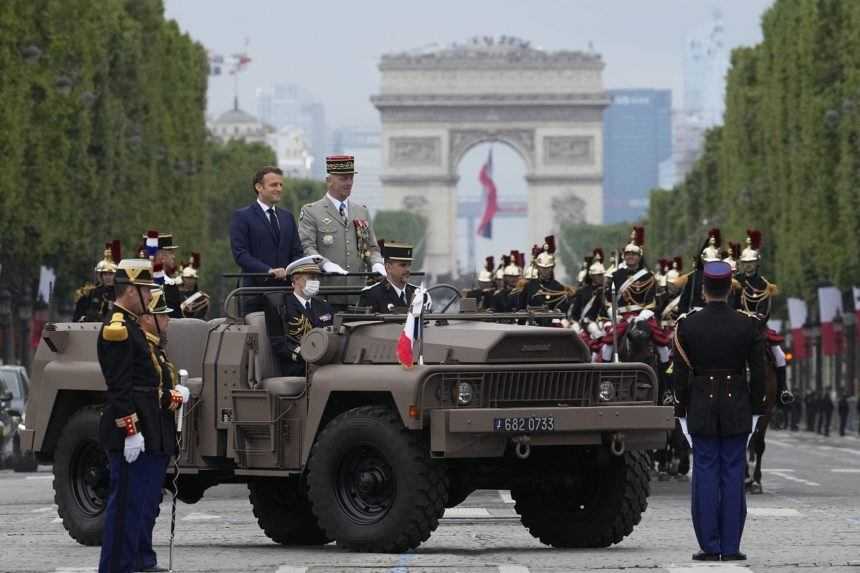 Vojenská prehliadka na Champs-Élysées