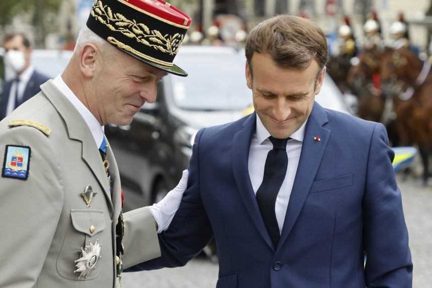 Francúzsky prezident a náčelník generálneho štábu francúzskej armády.