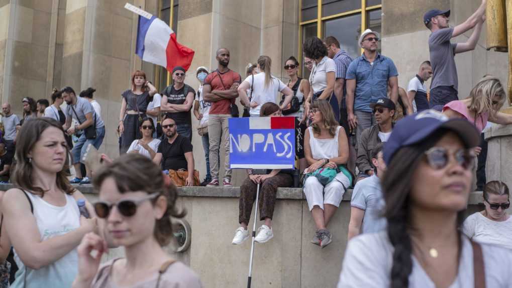Francúzsky parlament  napriek protestom schválil covidový zákon
