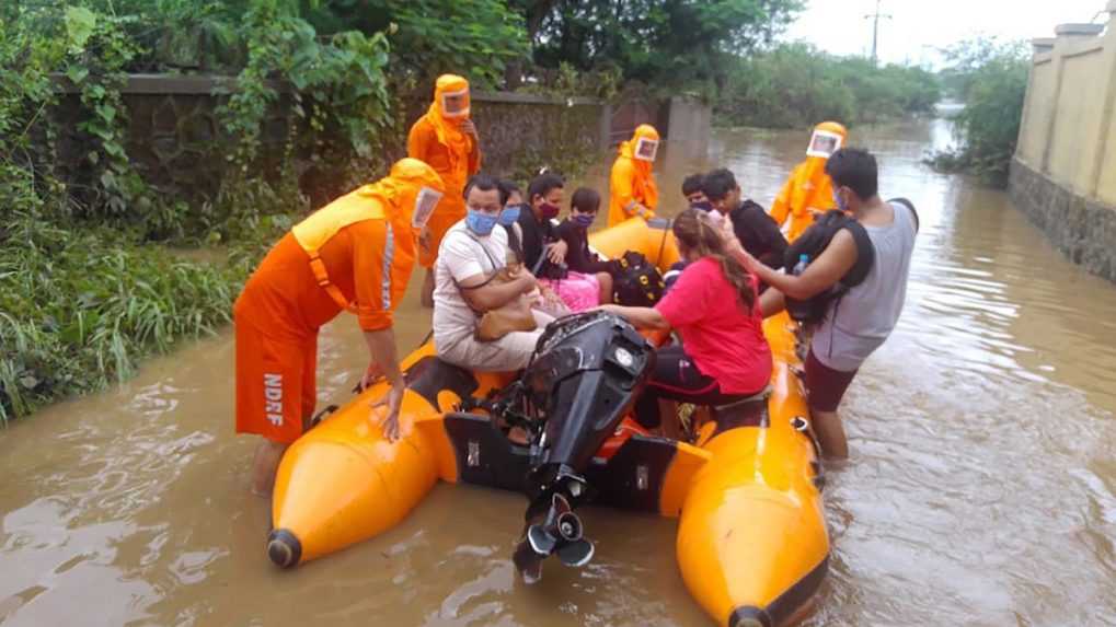 Záplavy a zosuvy pôdy pripravili v Indii o životy 32 ľudí